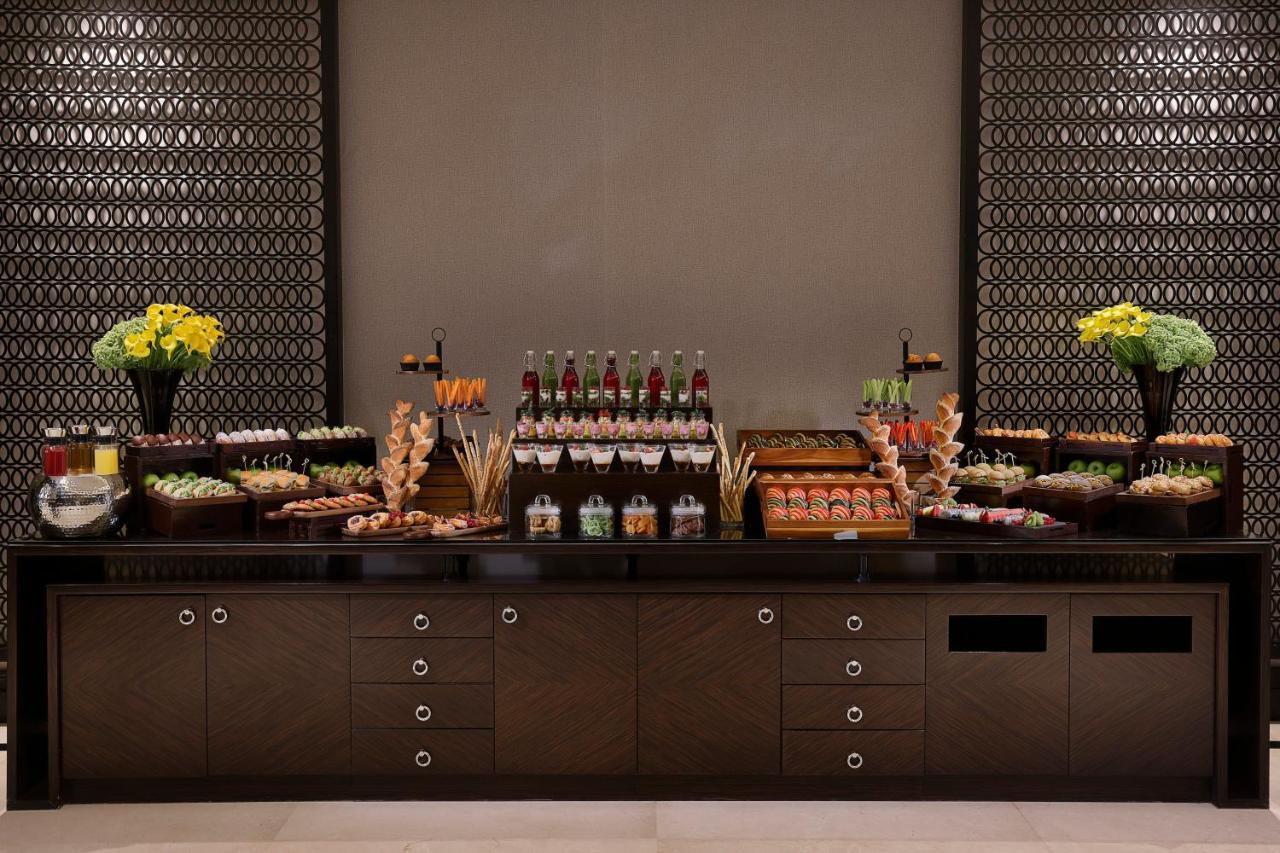 Voco - Riyadh, An Ihg Hotel - فندق فوكو الرياض, احدى فنادق مجموعة إنتركونتيننتال Екстер'єр фото A buffet at a hotel