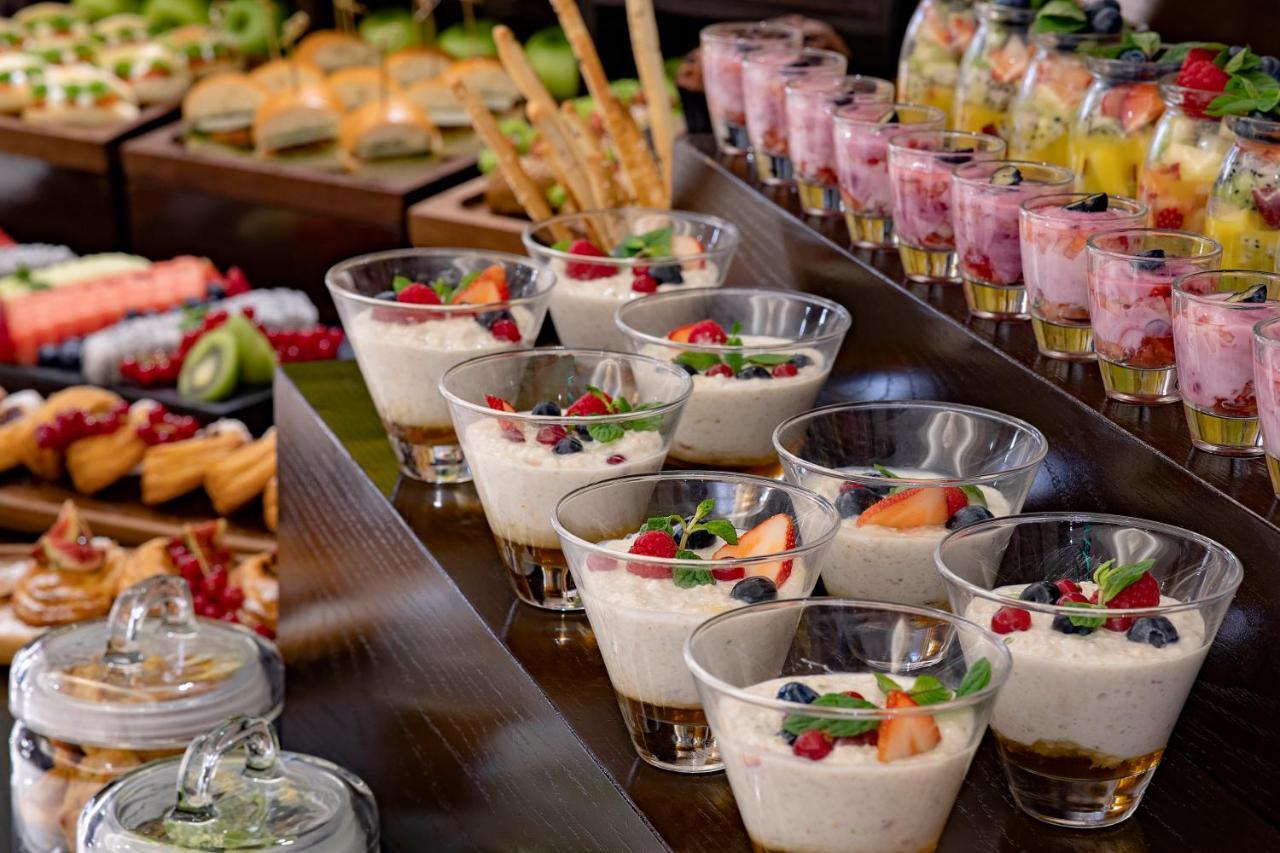 Voco - Riyadh, An Ihg Hotel - فندق فوكو الرياض, احدى فنادق مجموعة إنتركونتيننتال Екстер'єр фото A selection of desserts