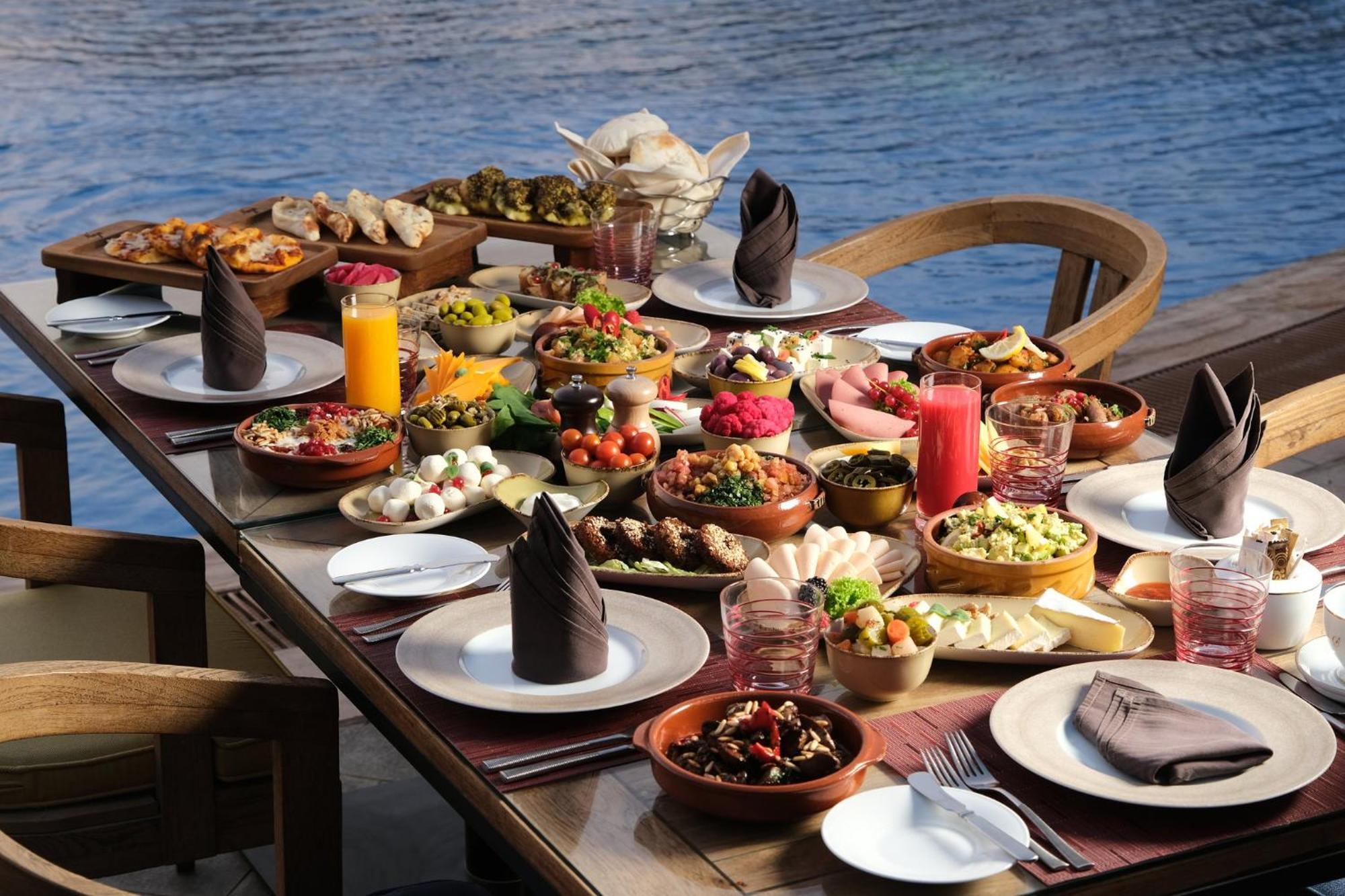 Voco - Riyadh, An Ihg Hotel - فندق فوكو الرياض, احدى فنادق مجموعة إنتركونتيننتال Екстер'єр фото A selection of Turkish meze