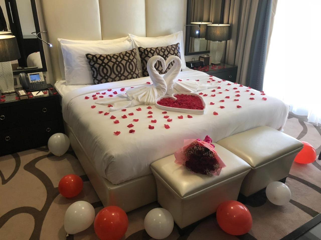 Voco - Riyadh, An Ihg Hotel - فندق فوكو الرياض, احدى فنادق مجموعة إنتركونتيننتال Екстер'єр фото A bedroom decorated for a honeymoon
