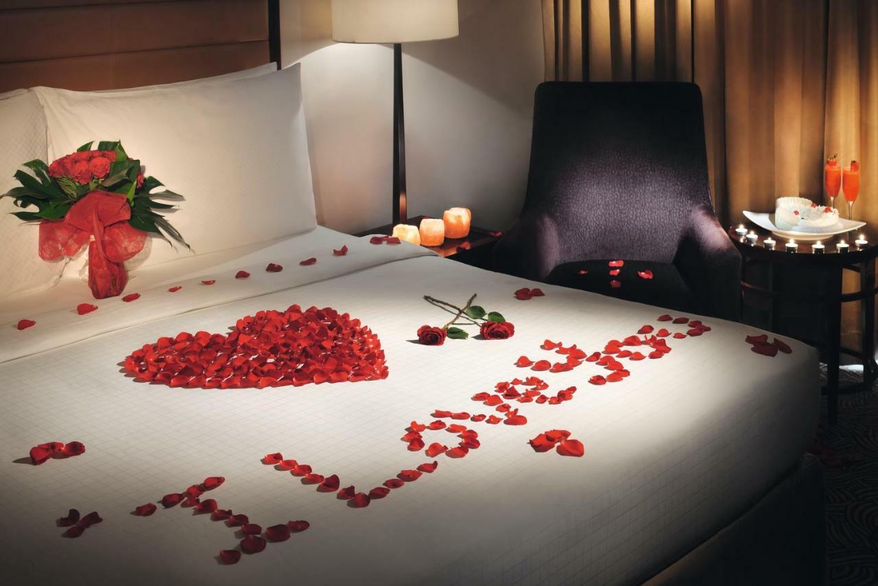 Voco - Riyadh, An Ihg Hotel - فندق فوكو الرياض, احدى فنادق مجموعة إنتركونتيننتال Екстер'єр фото A bed decorated for Valentine's Day