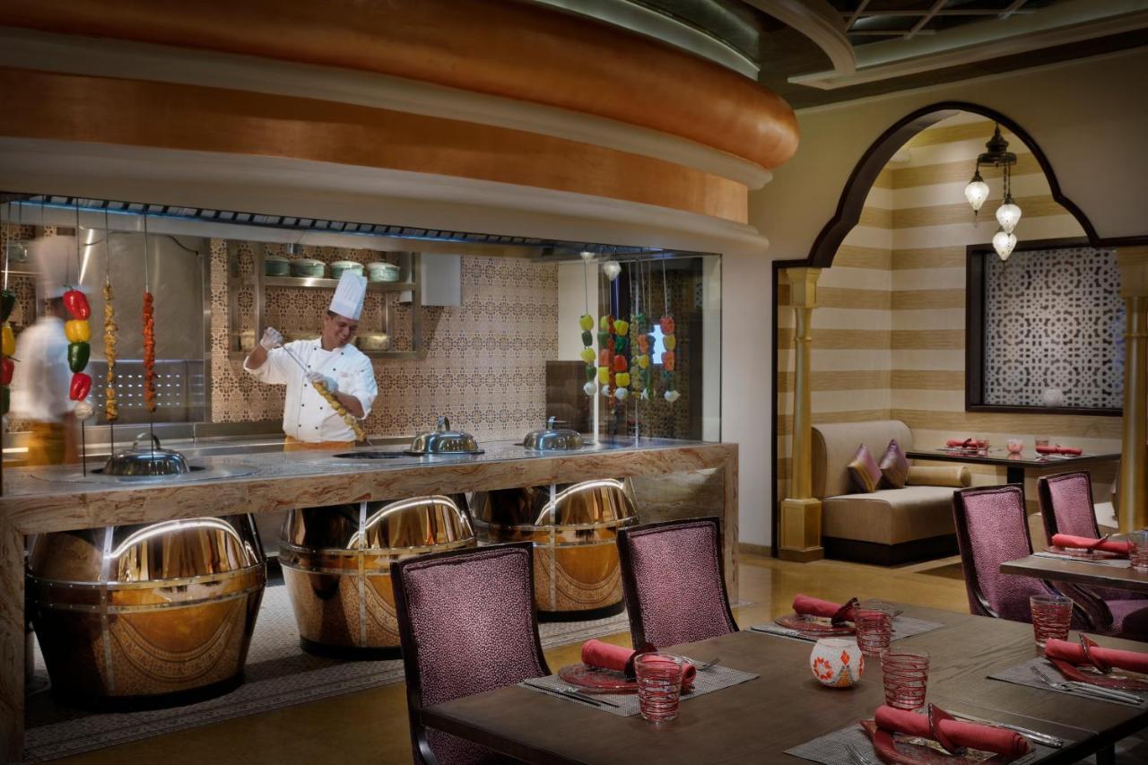 Voco - Riyadh, An Ihg Hotel - فندق فوكو الرياض, احدى فنادق مجموعة إنتركونتيننتال Екстер'єр фото The restaurant Al Dar