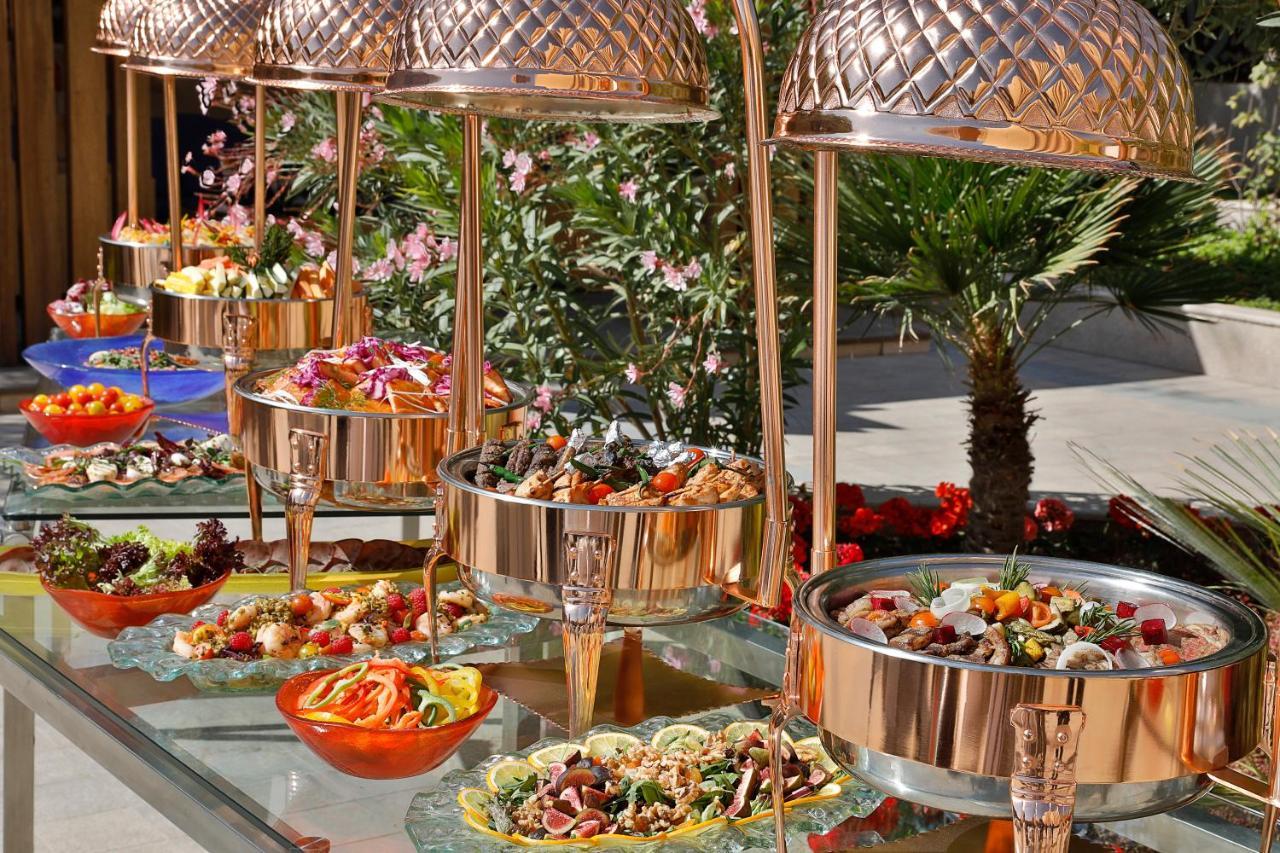 Voco - Riyadh, An Ihg Hotel - فندق فوكو الرياض, احدى فنادق مجموعة إنتركونتيننتال Екстер'єр фото A buffet at a hotel