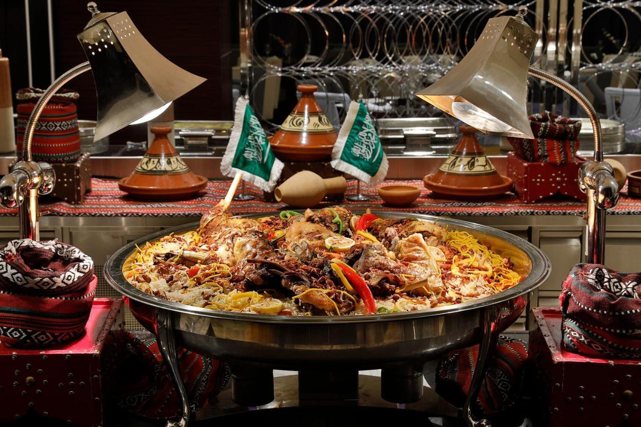 Voco - Riyadh, An Ihg Hotel - فندق فوكو الرياض, احدى فنادق مجموعة إنتركونتيننتال Екстер'єр фото A buffet at a restaurant