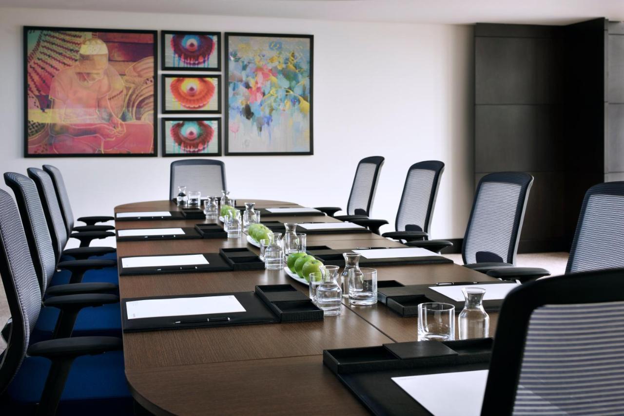 Voco - Riyadh, An Ihg Hotel - فندق فوكو الرياض, احدى فنادق مجموعة إنتركونتيننتال Екстер'єр фото A boardroom at a hotel