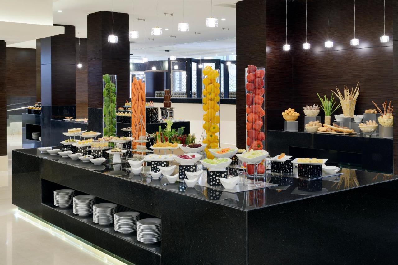 Voco - Riyadh, An Ihg Hotel - فندق فوكو الرياض, احدى فنادق مجموعة إنتركونتيننتال Екстер'єр фото A buffet at a hotel